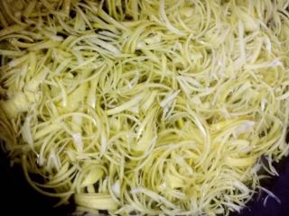 4、柚子茶/果酱,切成细细的丝后用盐反复揉搓去除苦涩味后再用盐水浸泡一两个小时………锅里放清水大火煮开中火煮10分钟左右