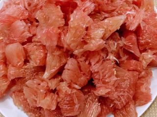 5、柚子茶/果酱,把柚子肉掰成小块