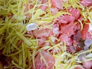 6、柚子茶/果酱,把柚子肉、柚子皮、冰糖，一碗清水倒入无油的锅中大火煮开小火熬一个小时期间要不停搅拌防止粘锅，至柚子皮透明及粘稠就盛出晾凉