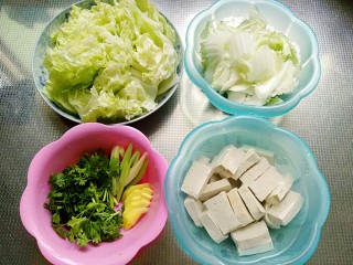 2、白菜豆腐汤,白菜叶切大块,白菜帮子横切成片,葱姜切片,香菜切段备用