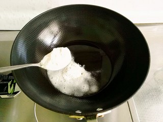 3、白菜豆腐汤,锅入油,中小火加热,放入面粉