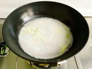 6、白菜豆腐汤,加沸水(水量根据人数多少而定,我加的是3碗水)