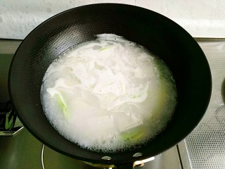 7、白菜豆腐汤,放入豆腐大火煮开