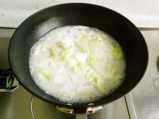 9、白菜豆腐汤,煮开,待白菜帮子稍微变软