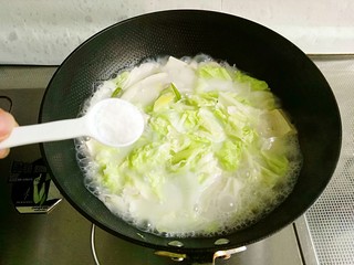 11、白菜豆腐汤,放盐调味