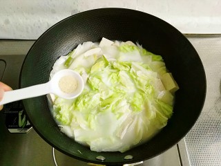 12、白菜豆腐汤,放入胡椒粉