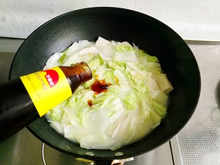 13、白菜豆腐汤,放入蚝油或鸡精提味