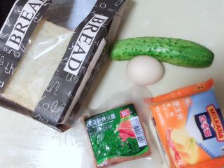 1、芝士火腿三明治,准备食材