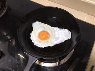 3、芝士火腿三明治,煎一颗鸡蛋