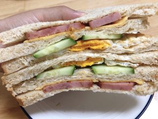 12、芝士火腿三明治,对角切开就能吃了