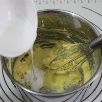 2、小羊曲奇,加入融化成液体的淡奶油，继续搅打均匀。