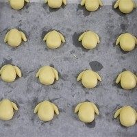 8、小羊曲奇,然后继续用原味面团搓成两个小水滴，粘在大水滴两边，做成小羊的耳朵。