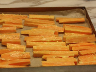 3、【桂花蜂蜜红薯条】,红薯条表面扫一层黄油