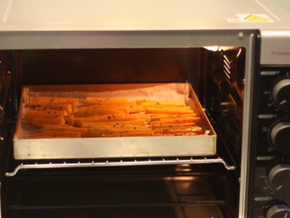 6、【桂花蜂蜜红薯条】,红薯条再放入烤箱中层上下火180度烘烤10分钟