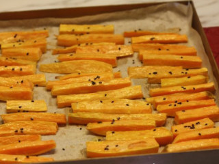 7、【桂花蜂蜜红薯条】,烘烤好的红薯条可以趁热吃，也可以放凉后淋上桂花蜜和蜂蜜