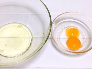 1、宝宝辅食之手指饼干,蛋清蛋黄分离。蛋清装到无油无水的容器里。