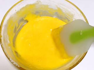 4、宝宝辅食之手指饼干,轻轻的从下往上翻拌均匀。