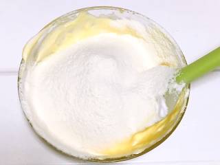 6、宝宝辅食之手指饼干,筛入剩下的35克低筋面粉。