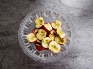 2、自制健康开胃小零食～果丹皮（烤箱版）,山楂洗干净，去掉山楂内核