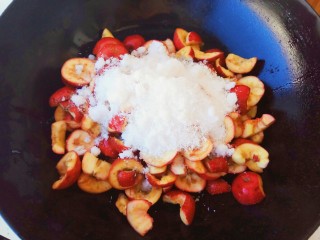 3、自制健康开胃小零食～果丹皮（烤箱版）,洗干净的山楂和糖一起放入锅中