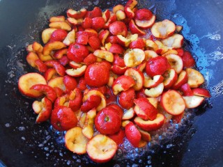 4、自制健康开胃小零食～果丹皮（烤箱版）,用中火慢慢加热，白糖融化