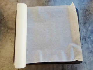 8、自制健康开胃小零食～果丹皮（烤箱版）,准备一个烤盘和一张油纸