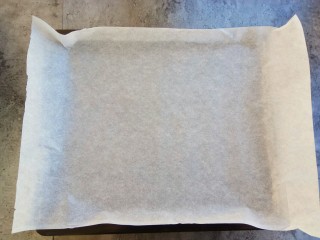 9、自制健康开胃小零食～果丹皮（烤箱版）,油纸裁成比烤盘稍大的长度