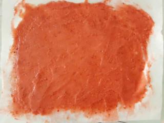 11、自制健康开胃小零食～果丹皮（烤箱版）,有刮刀把山楂泥刮平