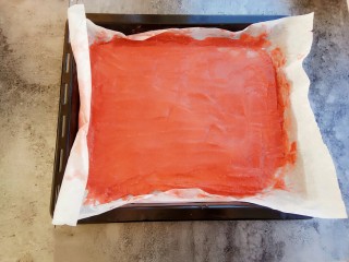 12、自制健康开胃小零食～果丹皮（烤箱版）,放入烤盘中