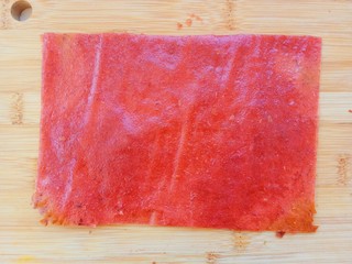 16、自制健康开胃小零食～果丹皮（烤箱版）,把果丹皮边缘切一下