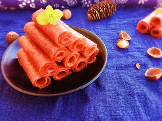 17、自制健康开胃小零食～果丹皮（烤箱版）,直接卷起来就行，酸酸甜甜可好吃了