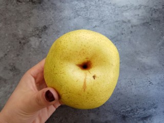 2、秋季健康饮～黄瓜雪梨汁,梨最好用雪梨，雪梨润肺止咳，秋天吃最好了，雪梨要买窝深的，这样的汁多甜