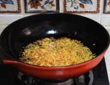 4、苕丝糖,下油锅后,红薯丝会先变软,再慢慢炸脆。当它们开始不再软的时候,就关火,用油余温让红薯丝慢慢变硬,看到这样金黄色的时候,挑一根起来看看比较硬,就捞出来,冷却后会变脆的。因为红薯丝很细,所以很容易炸过,胡了就不好了;