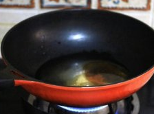 8、苕丝糖,锅中的油全部盛起来,放锅中另外放清水、白糖和麦芽糖