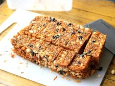 12、苕丝糖,再撒上一层白芝麻,再轻轻地敲压一下。冷却后,脱模,切块