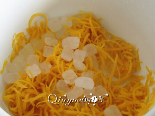 10、蜂蜜橙子茶,把橙子皮和冰糖放锅，放水，煮沸。