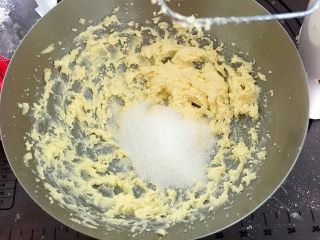 3、奥利奥牛油果磅蛋糕,再加入剩余的细砂糖,中高速打发