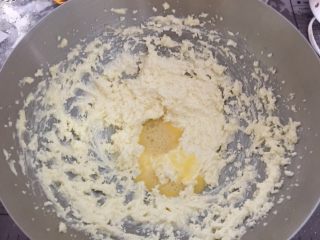 4、奥利奥牛油果磅蛋糕,分2次加入蛋液,中高速打发