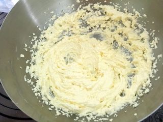 5、奥利奥牛油果磅蛋糕,搅打均匀