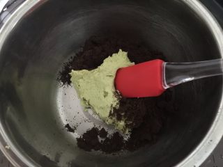 11、奥利奥牛油果磅蛋糕,提前准备好的奥利奥饼干屑,用机器打成细粉末,取一盆,放入80克牛油果面糊和60克奥利奥饼干屑搅拌均匀