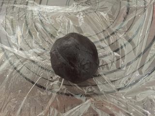 12、奥利奥牛油果磅蛋糕,和成粉团,把它分成6分,4份搓成圆球,2份搓成长条