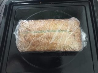 18、奥利奥牛油果磅蛋糕, 烤好后脱模,彻底冷却后用保鲜膜包好,入冰箱冷藏一夜