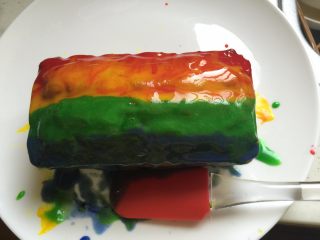 21、奥利奥牛油果磅蛋糕,接着把糖霜抹在蛋糕表面