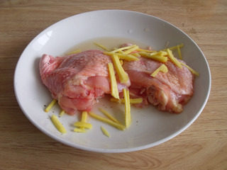 2、铁板照烧鸡腿,鸡腿剔骨，用盐一点五茶匙，胡椒粉一茶匙，蜂蜜一汤匙，姜丝，一起腌十分钟以上