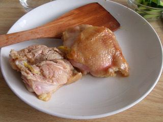 7、铁板照烧鸡腿,煎好的鸡腿肉捞出来，油全部倒掉