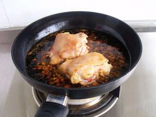 10、铁板照烧鸡腿,鸡腿肉放进入，中火煮到鸡腿上色