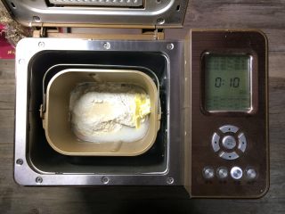 1、椰蓉面包小卷,将面团材料按顺序全部放入面包机内，设置和面10分钟，和面结束后静置松弛5分钟，继续设置和面15分钟。
