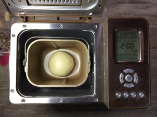 3、椰蓉面包小卷,将面团收圆后放回面包机内进行一发，时间为40分钟。