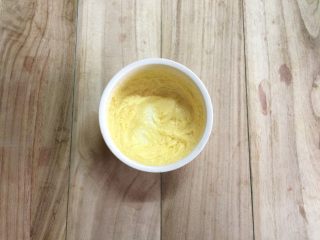 4、椰蓉面包小卷,分2次加入蛋液打至充分吸收