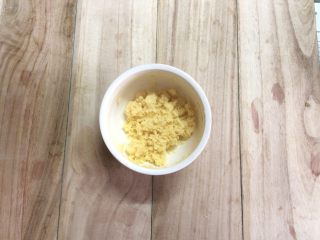 5、椰蓉面包小卷,再加入椰蓉拌匀即可。